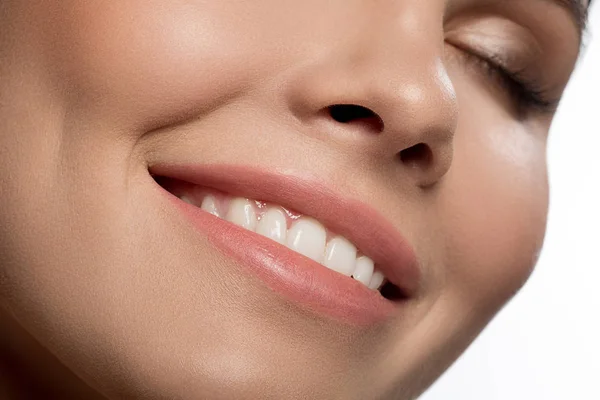 Jovem alegre bela mulher sorrindo — Fotografia de Stock