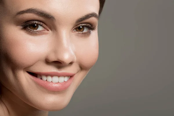 Lyckligt leende ung kvinna med felfri hud i ansiktet — Stockfoto