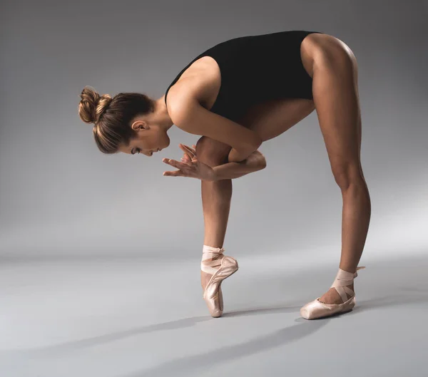 Гибкая балерина тренирует свое техническое мастерство — стоковое фото