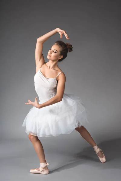 Belle danseuse de ballet dans une pose gracieuse — Photo