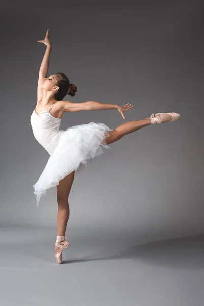 Lekka baleriny unoszące się w powietrzu — Zdjęcie stockowe