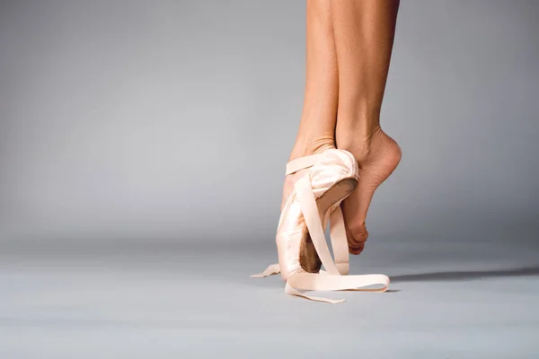 Ноги балерины в танцевальной обуви — стоковое фото