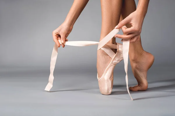 Женщины в балетных туфлях — стоковое фото