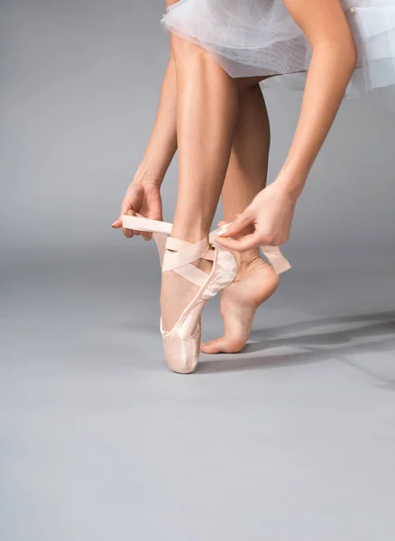 Танцовщица надевает туфельку — стоковое фото