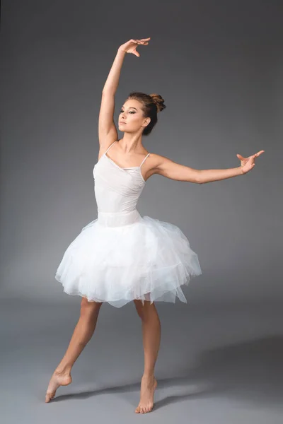 Femme gracieuse debout dans la jupe de ballet — Photo