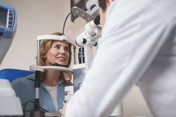 기기와 함께 보내는 여성 검사 눈 — 스톡 사진