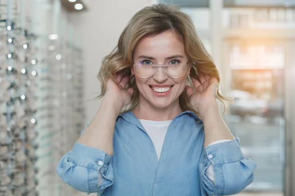 Mujer radiante con gafas graduadas modernas — Foto de Stock