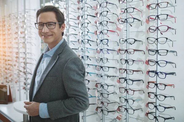Glücklicher Mann kauft Brille drinnen — Stockfoto