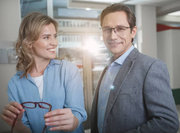 Stralende vrouw en man bril kiezen — Stockfoto