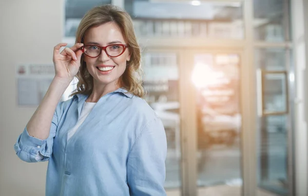 Cliente feminino alegre em loja de optician — Fotografia de Stock