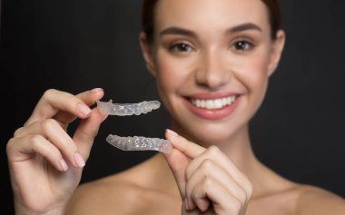 Genç kadın yapay plastik çene tutuyor