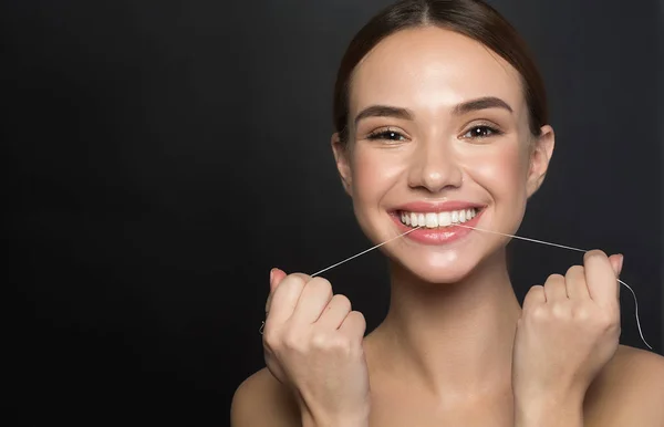 Zufriedenes Mädchen verwendet speziellen Interdentalfaden — Stockfoto