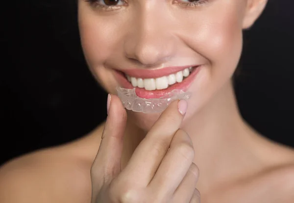 Chica alegre está sosteniendo mandíbula de plástico artificial — Foto de Stock