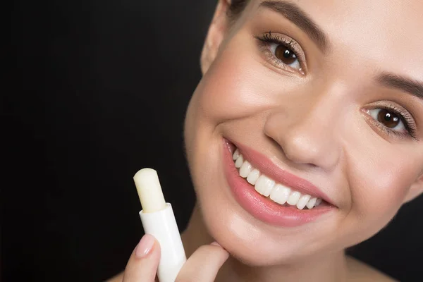 Menina positiva está usando bálsamo hipoalergênico — Fotografia de Stock