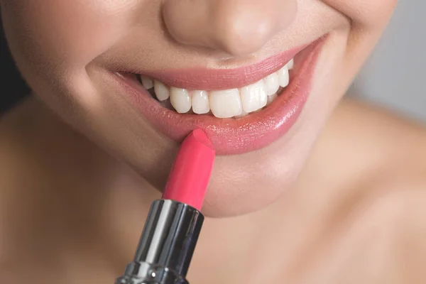 Menina alegre está aplicando cosméticos profissionais — Fotografia de Stock
