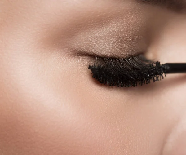 Young woman is getting makeup treatment — Stock Photo, Image