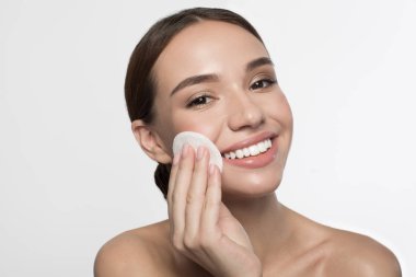 Neşeli kız pamuk yastık tutuyor