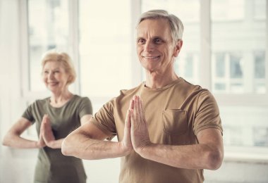 Neşeli emekliler pratik yoga egzersizleri