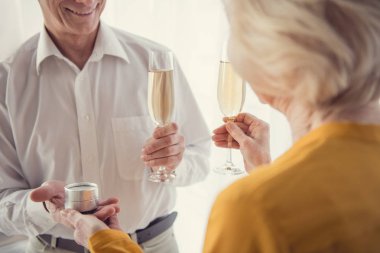 Olgun adam el ve kalp yapma teklif