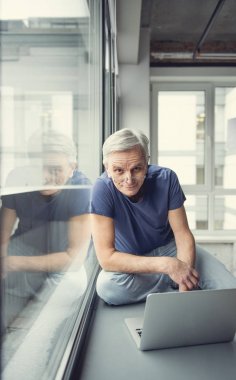 Sakin emekli modern teknoloji keşfetmek