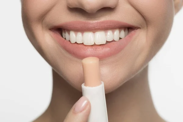 Optimistisches Mädchen trägt hypoallergenen Lippenstift auf — Stockfoto