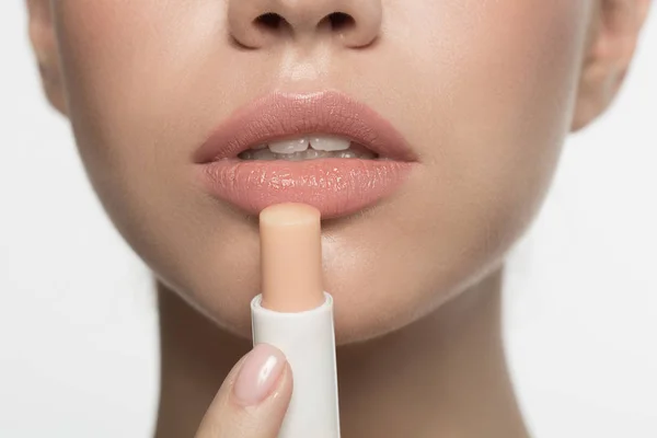 Sensual boca de chica que está usando lápiz labial hipoalergénico — Foto de Stock