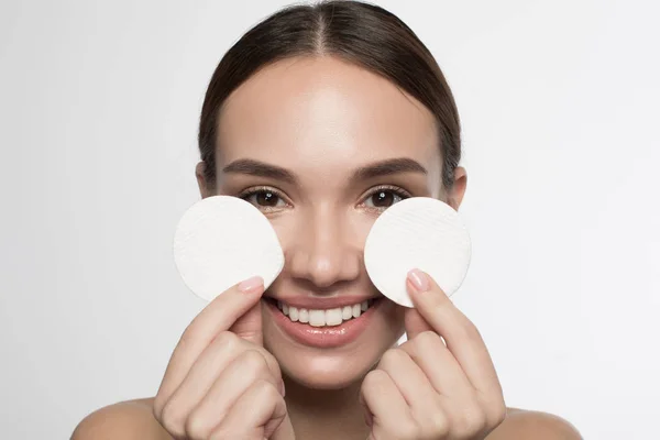 Upbeat young woman is enjoying daily face care — Stock Photo, Image