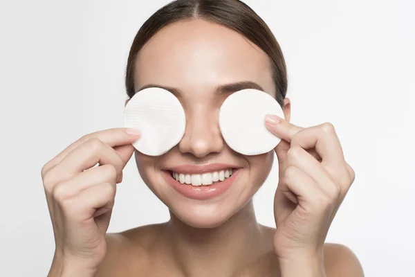 Chica alegre está utilizando esponjas removedor de maquillaje —  Fotos de Stock