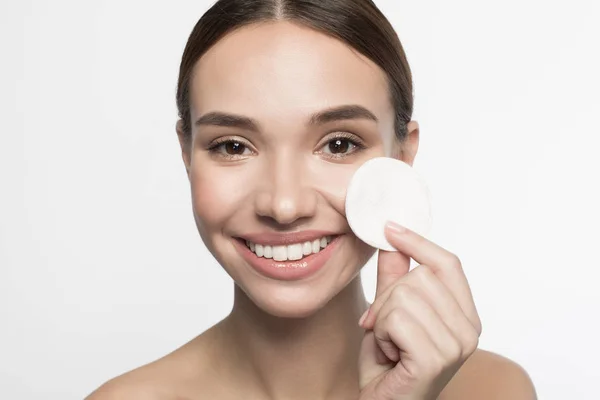 Positiv ung kvinna använder makeup remover våtservetter — Stockfoto