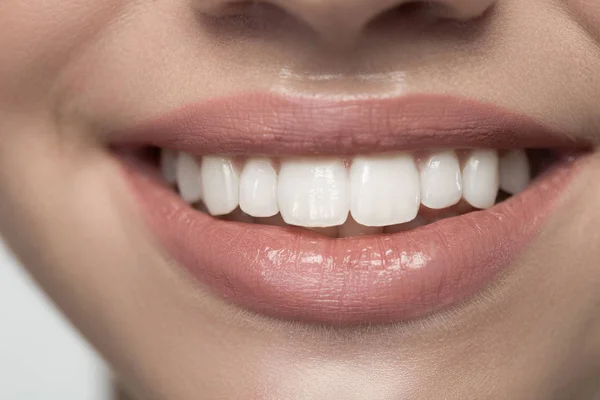 Chica alegre está disfrutando de la atención dental — Foto de Stock