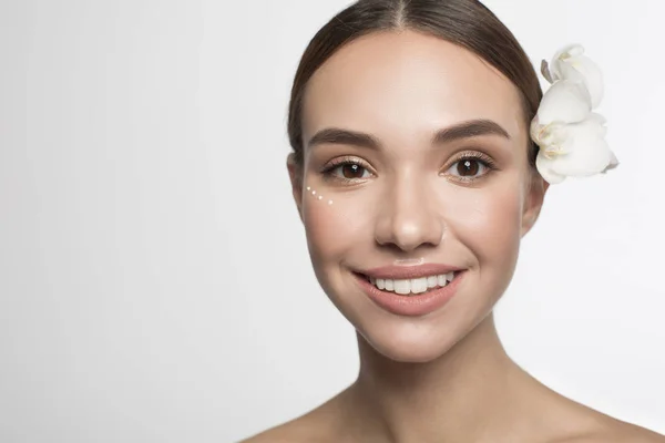 Menina encantada está posando com emulsão — Fotografia de Stock