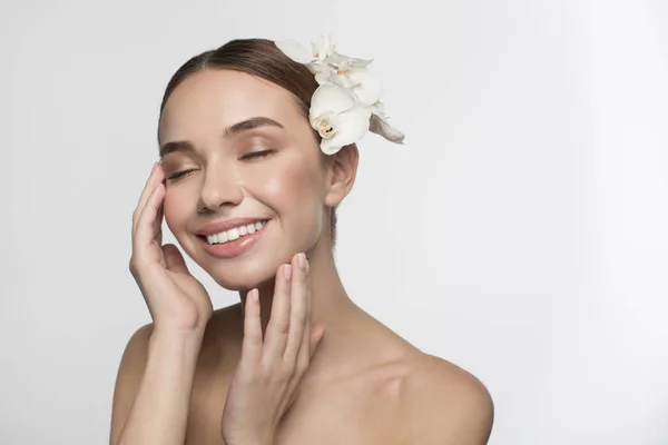 Tevreden jonge vrouw geniet van haar frisse en zachte huid — Stockfoto