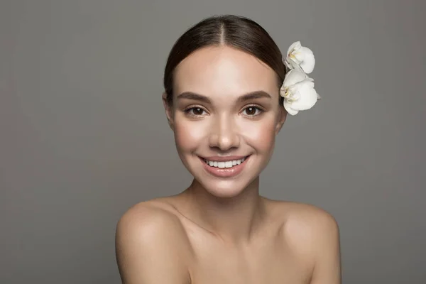 Menina encantadora está de pé e sorrindo — Fotografia de Stock