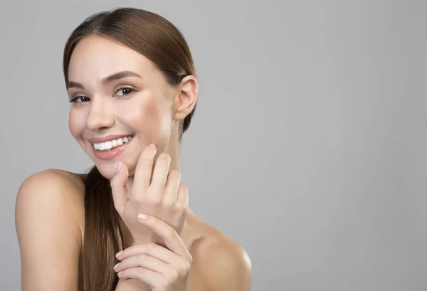 Positieve elegante meisje staat met glimlach — Stockfoto