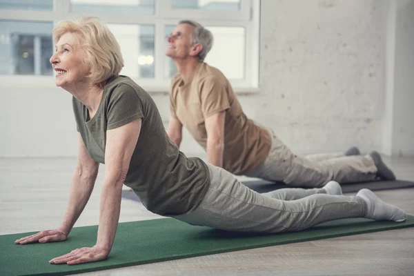 Las personas de edad avanzada desarrollan su flexibilidad — Foto de Stock