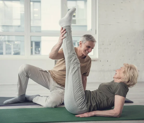 Feliz pareja de edad haciendo ejercicio en el gimnasio — Foto de Stock