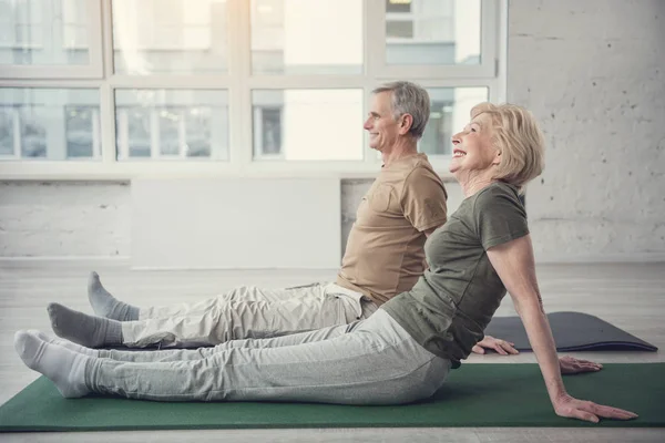 Alte Menschen nach Aerobic beruhigen — Stockfoto