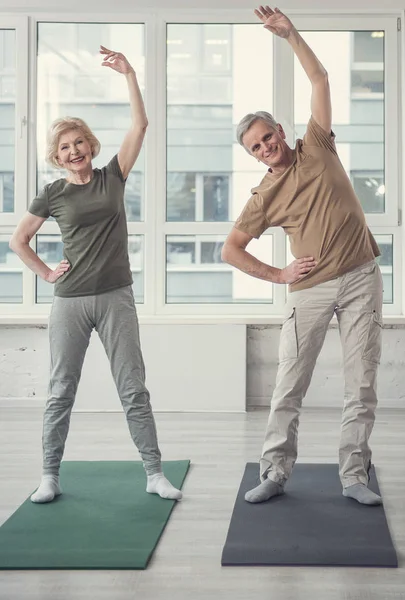 Uygun emekliler aerobik derslere katılıyor — Stok fotoğraf