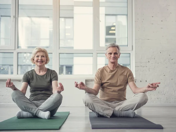 Fröhliche Senioren entspannen im Fitnessstudio — Stockfoto