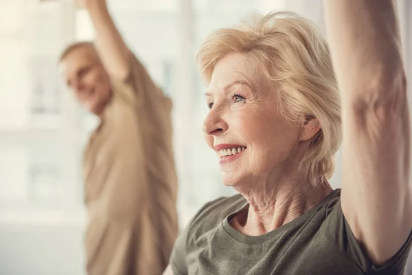 Glückliche Rentner machen körperliche Übungen — Stockfoto
