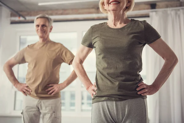 Personas mayores sonrientes siendo deportistas — Foto de Stock