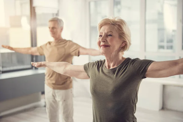 Sportliche Senioren praktizieren Yoga — Stockfoto