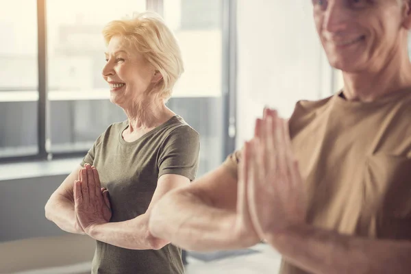 Friedfertige Rentner besuchen Yoga-Kurse — Stockfoto
