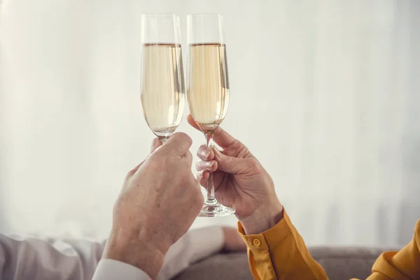 Braços com copos cheios de champanhe — Fotografia de Stock