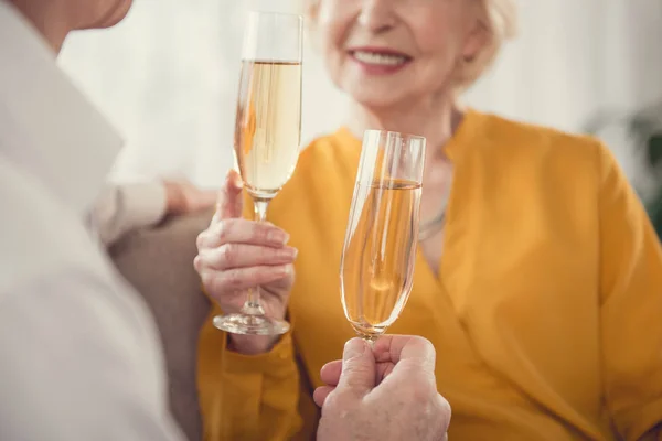 Pensionistas com copos cheios de vinho espumante — Fotografia de Stock