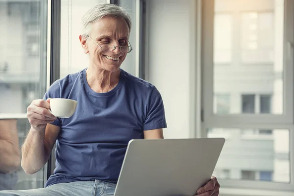 Rire personne âgée appréciant l'utilisation gadget — Photo