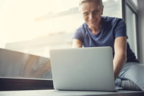 Äldre manlig person med modern teknik med glädje — Stockfoto