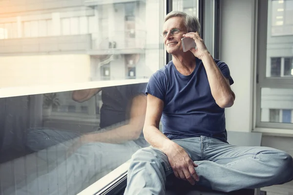 Happy pensioner communication by cellphone — Stock Photo, Image