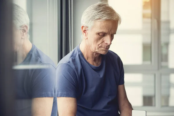 Trauriger reifer Mann sitzt auf Fensterbank — Stockfoto