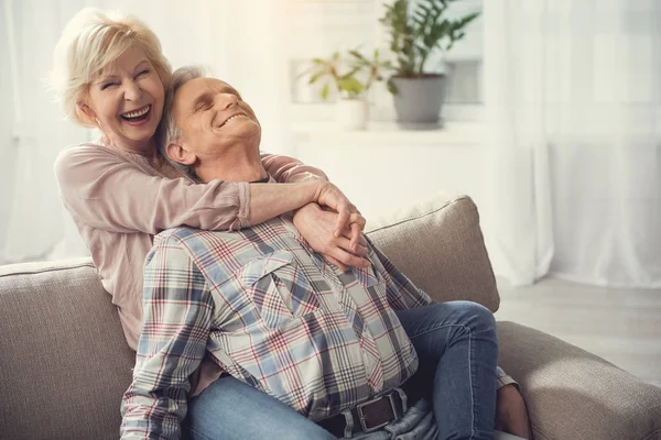 Gelukkige oude paar gedraagt zich als jeugd — Stockfoto